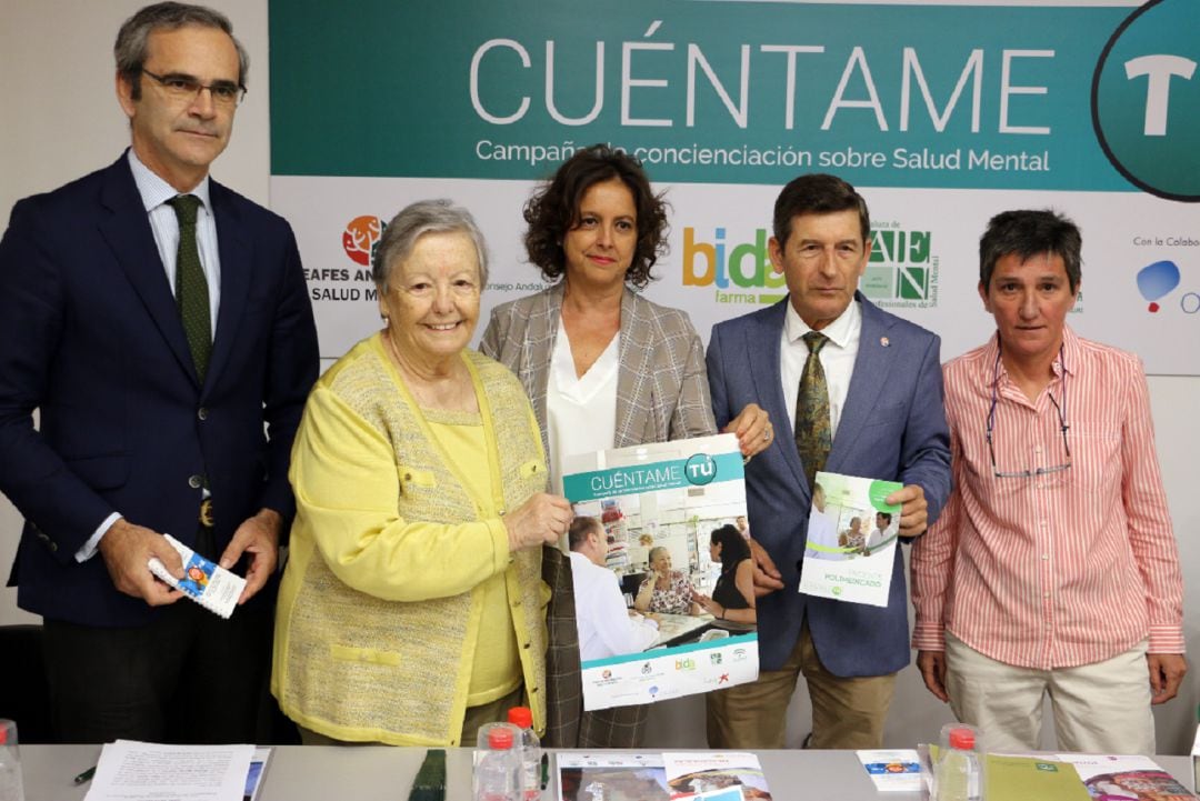 De izquierda a derecha, el vicepresidente del CACOF, Ernesto Cervilla; la actriz María Galiana; la viceconsejera de Salud y Familias de la Junta de Andalucía, Catalina García; el presidente de FEAFES ANDALUCÍA SALUD MENTAL, Manuel Movilla; y la presidenta de la Asociación Andaluza de Profesionales de Salud Mental, Mercedes Castro