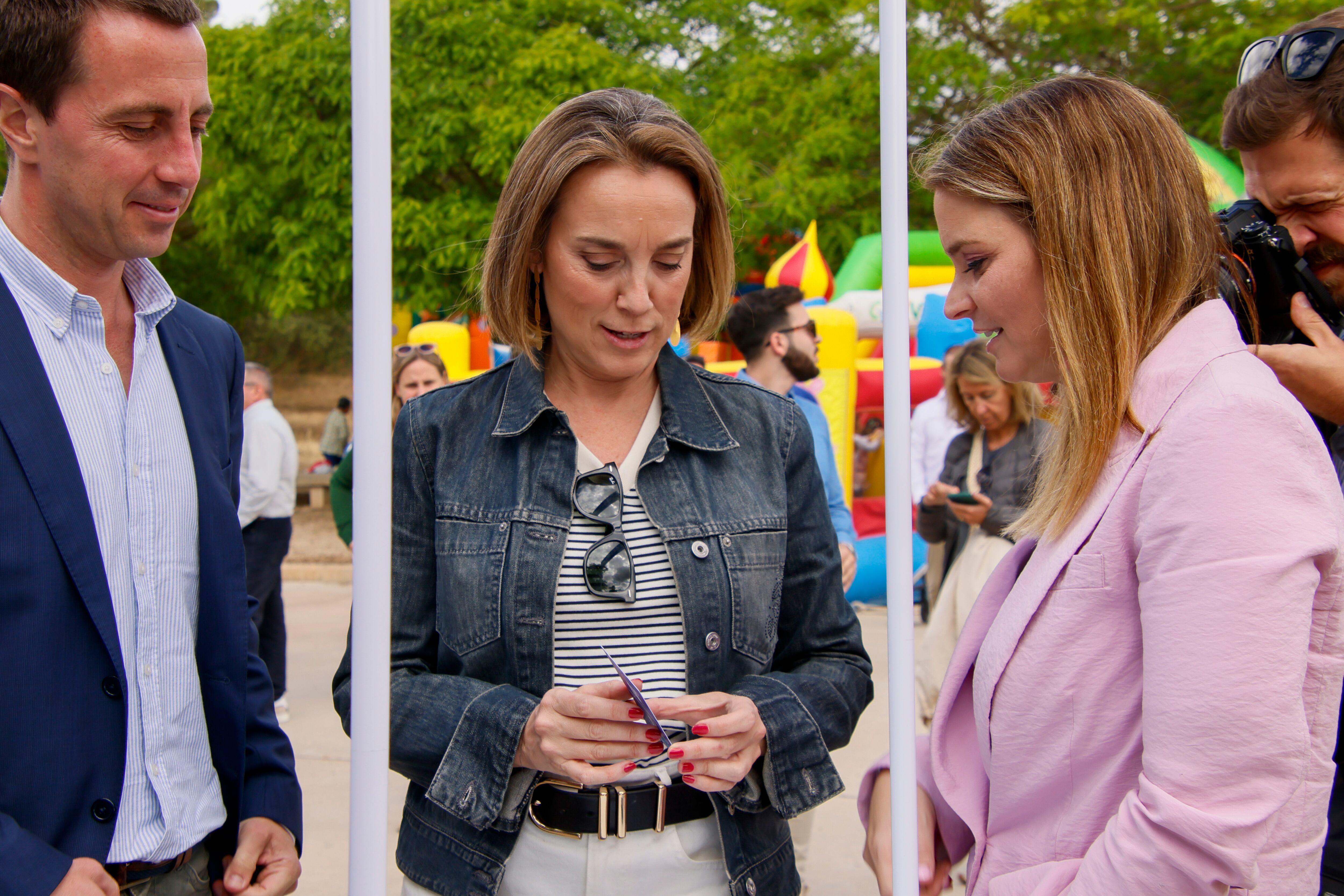 MARRATXÍ (MALLORCA), 14/05/2023.- La candidata del PP a la presidencia del Govern, Marga Prohens (d), y la secretaria general nacional, Cuca Gamarra (c), asisten a la Diada de la Familia organizada por su partido este domingo en la urbanización de San Marçal, en la localidad mallorquina de Marratxí. EFE/ Cati Cladera
