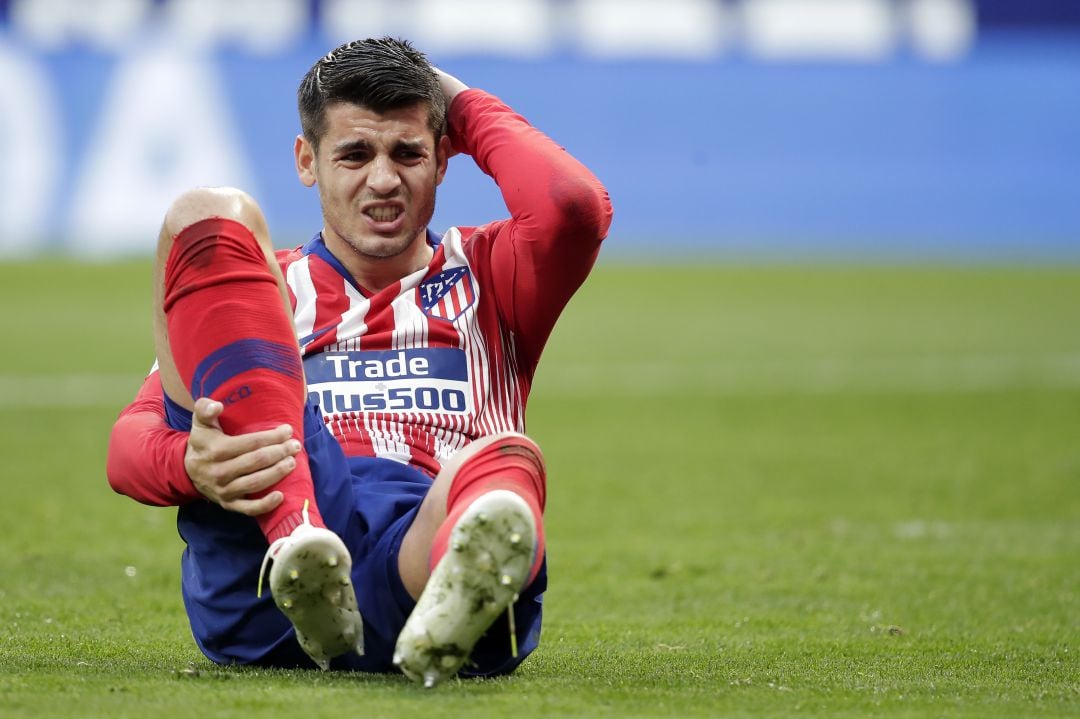 Álvaro Morata quejándose en el suelo.