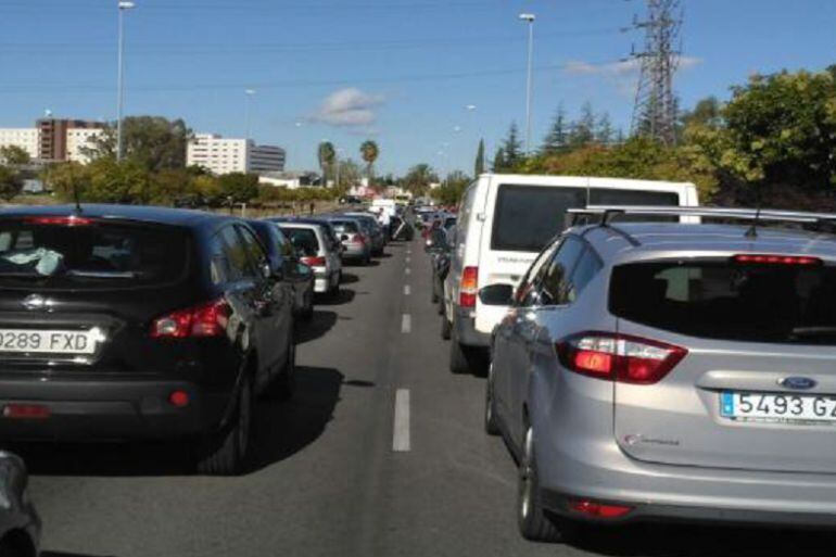 Caravana en el Puente Real, durante la Media Maratón &quot;Elvas-Badajoz&quot;.