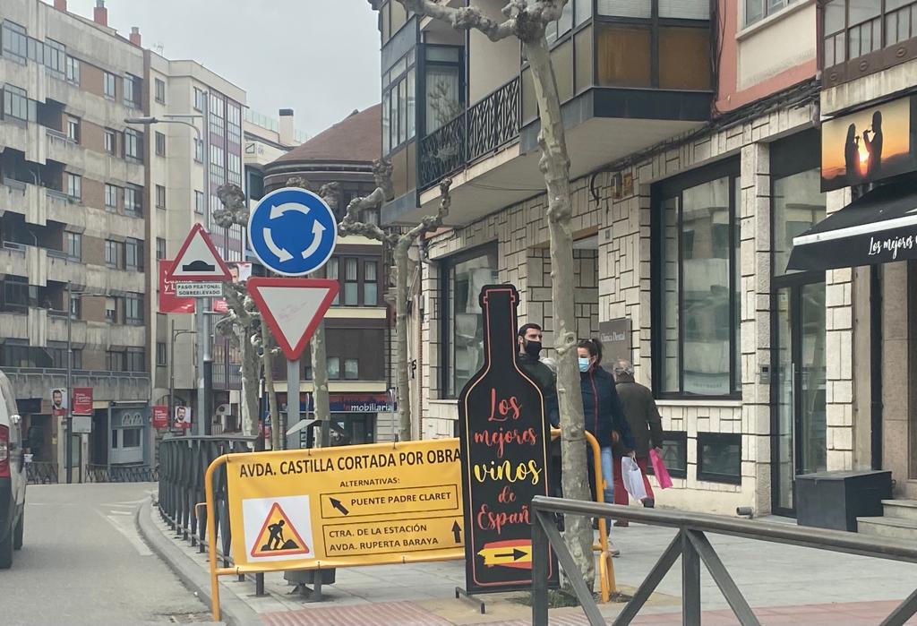 Un panel informa en los Jardines de Don Diego del corte de la Avenida de Castilla