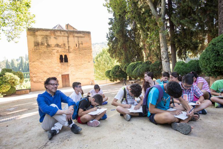 El director de la Alhambra visita a los niños que participan en un taller para conocer el monumento