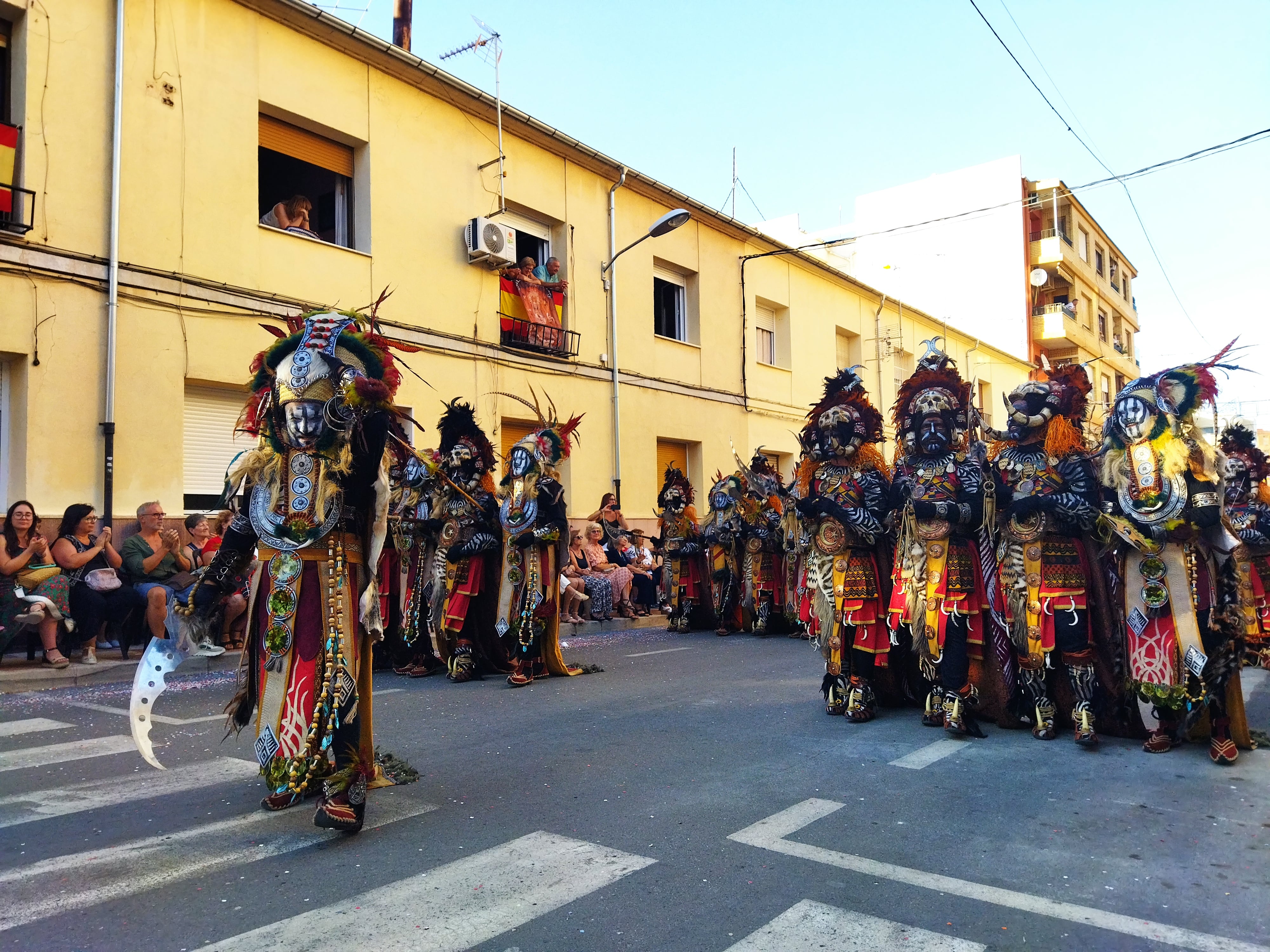 Una escuadra especial de la Comparsa Moros Grocs desfilando este 1 de septiembre por Castalla.