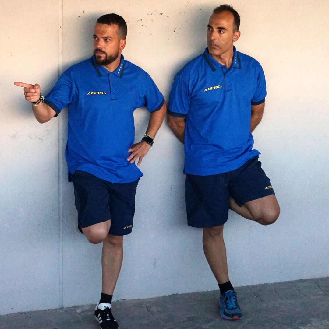 El entrenador del Eldense, Santi Rico (I), con su ayudante Heli García marcan el camino de la victoria