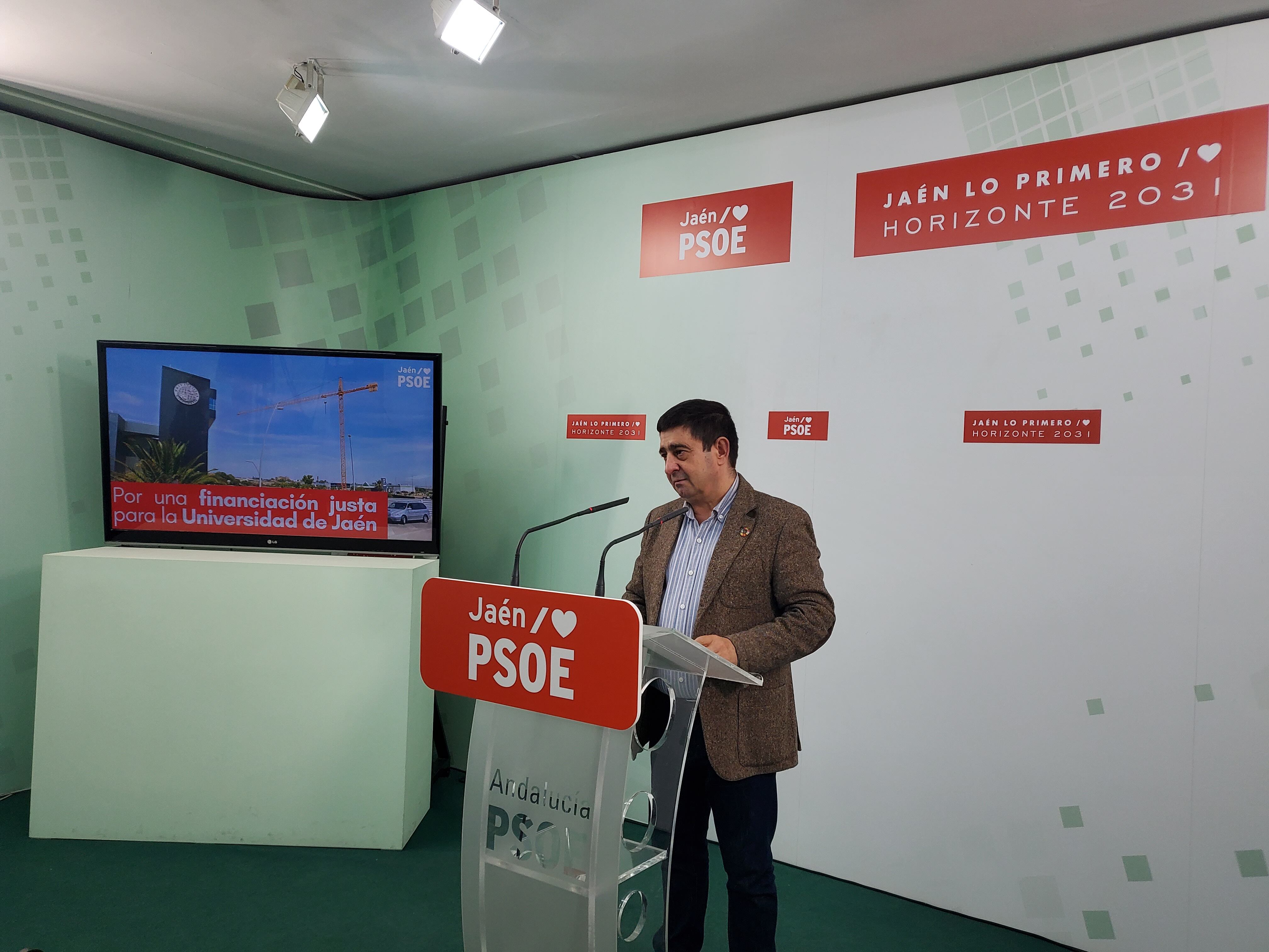 Francisco Reyes en la sede provincial del PSOE.