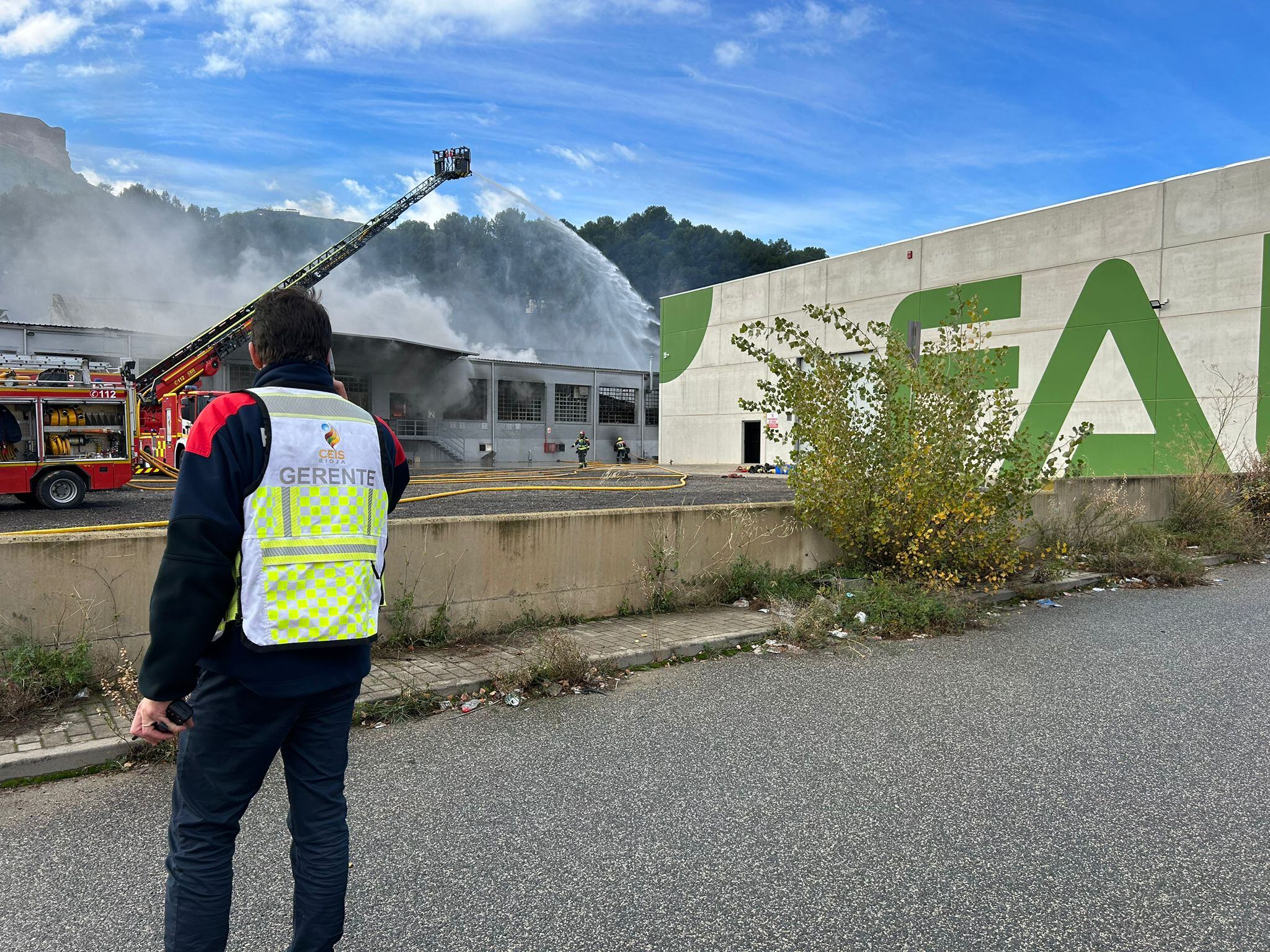 Trabajos de extinción del incendio en la fábrica de calzado FAL en Arnedo