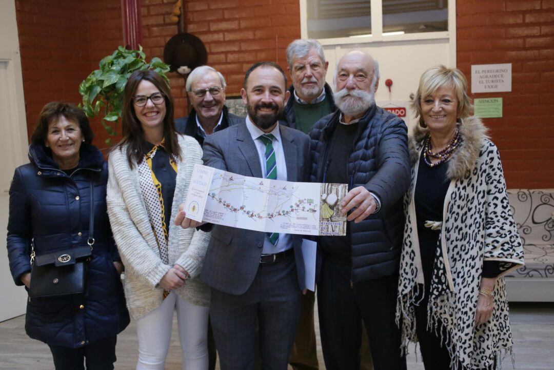 Denis Itxaso, diputado de Cultura y Deportes, con Josin Galzakorta, presidente de la asociación &quot;JACOBI&quot; y otras personas representantes institucionales. 