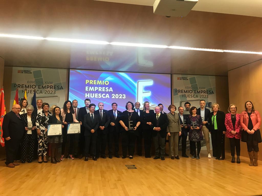 Foto de familia de los galardonados en el Premio Empresa Huesca 2023