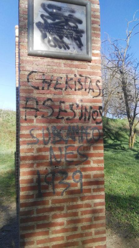 Pintadas en el memorial de los fusilados por el franquismo