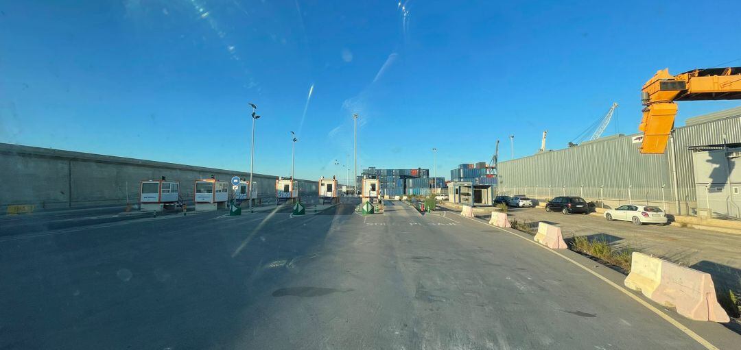 Entrada de terminal sin camiones en el segundo día de huelga de los transportistas