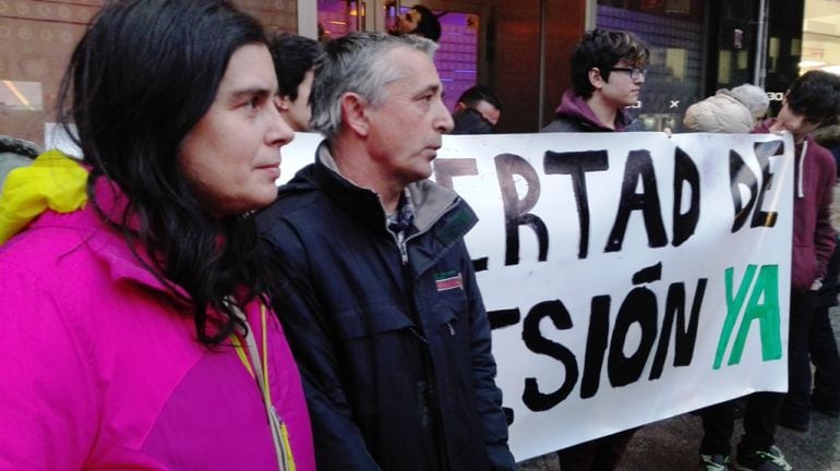 Los padres de Cassandra junto a los asistentes en la convocatoria de la Plaza Lazúrtegui