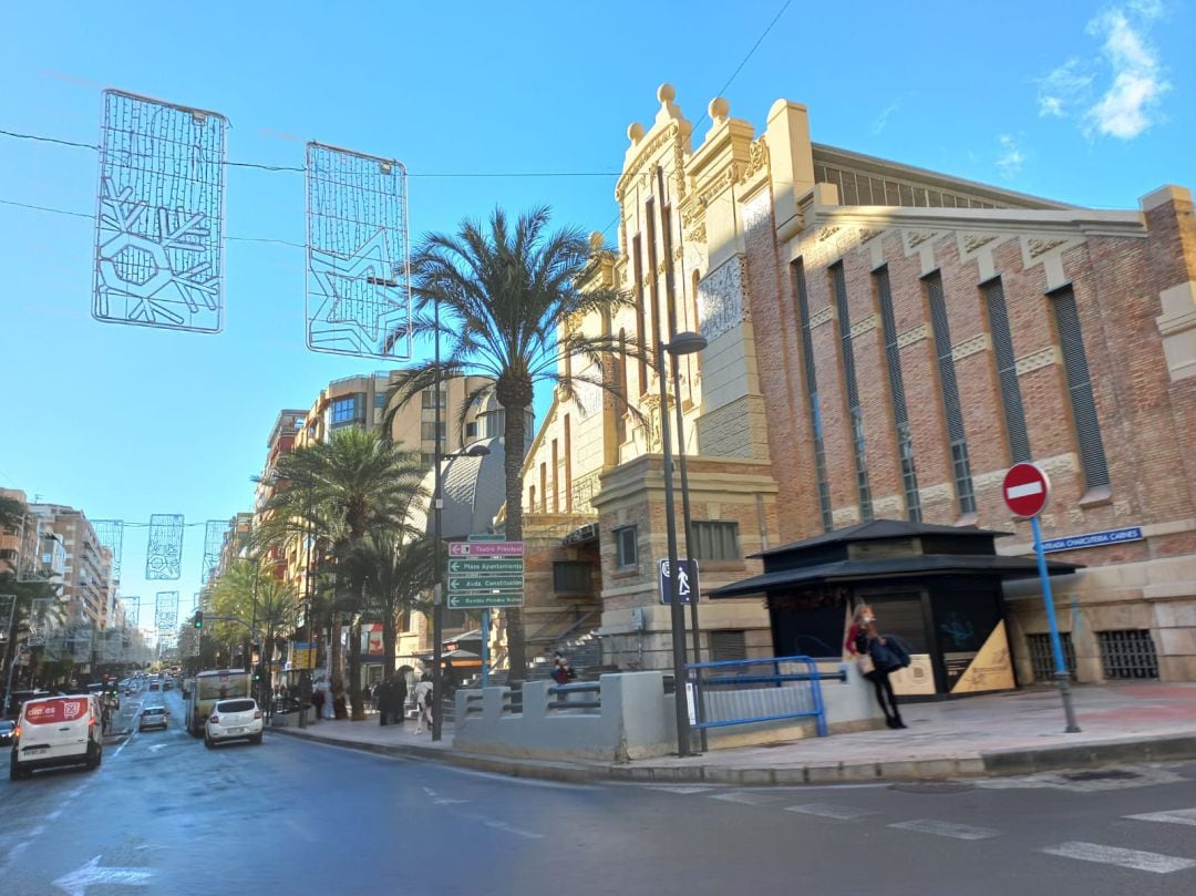 Imagen de la fachada del Mercado Central en la Avenida de Alfonso el Sabio de Alicante