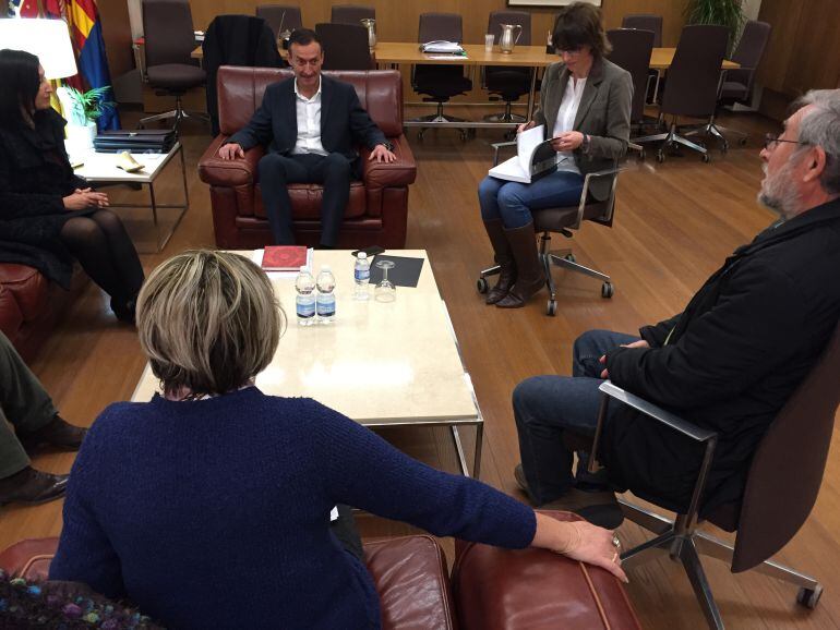 Reunión del alcalde y la concejala de Cultura con varios pintores