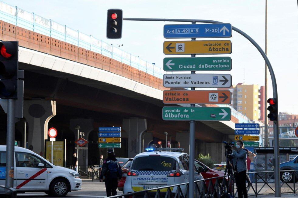 Efectivos de la Policía Local realizan controles este lunes en Puente de Vallecas. 