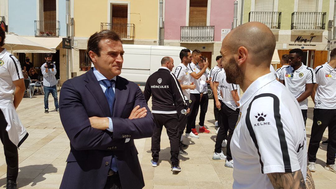 El presidente del Hércules con Chechu Flores, en la Santa Faz