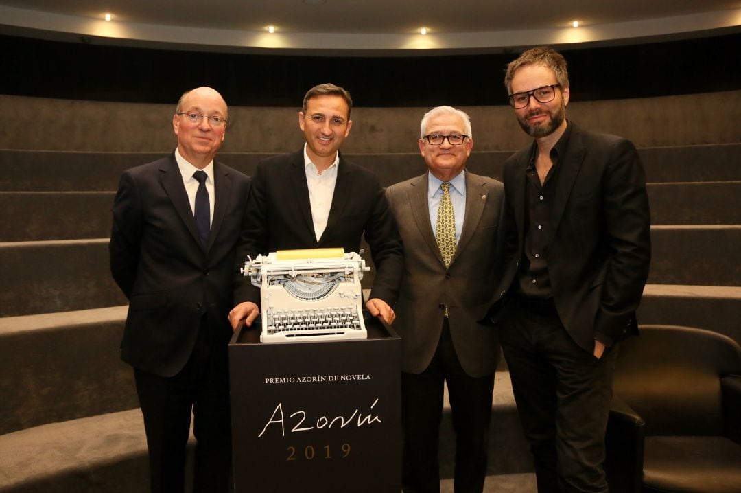 Carlos Crehueras (i), el presidente César Sánchez, el diputado de Cultura, César Augusto Asencio y Josep Vicent (d), director artístico del Adda.