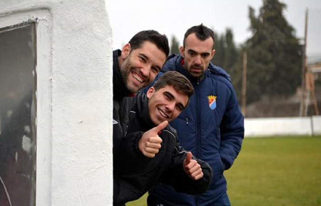 El centrocampista navarro Carlos Sagüés -en el centro- durante un encuentro del pasado.