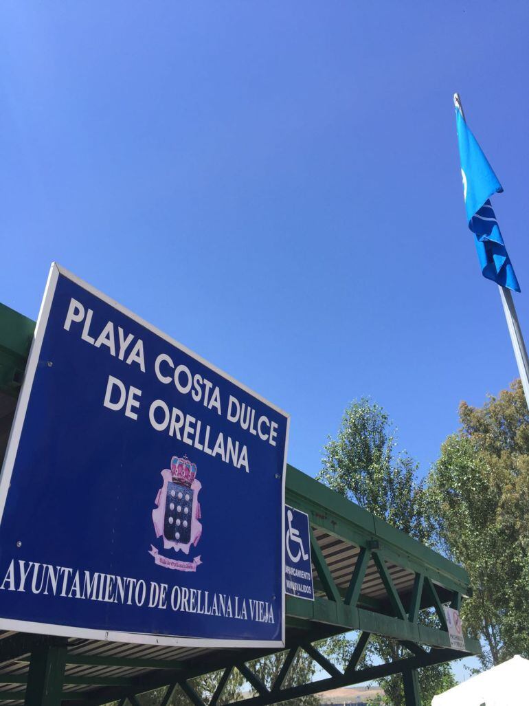 La bandera azul, que determina la calidad de las aguas y su entorno, ya ondea  en Orellana la Vieja