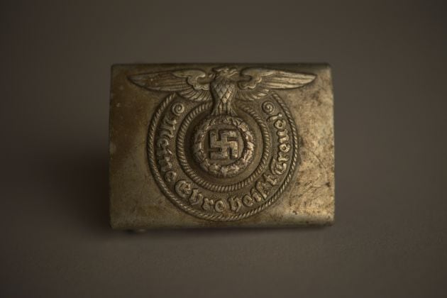 Hebilla metálica de cinturón de las SS nazis, del Museo Estatal de Auschwitz-Birkenau