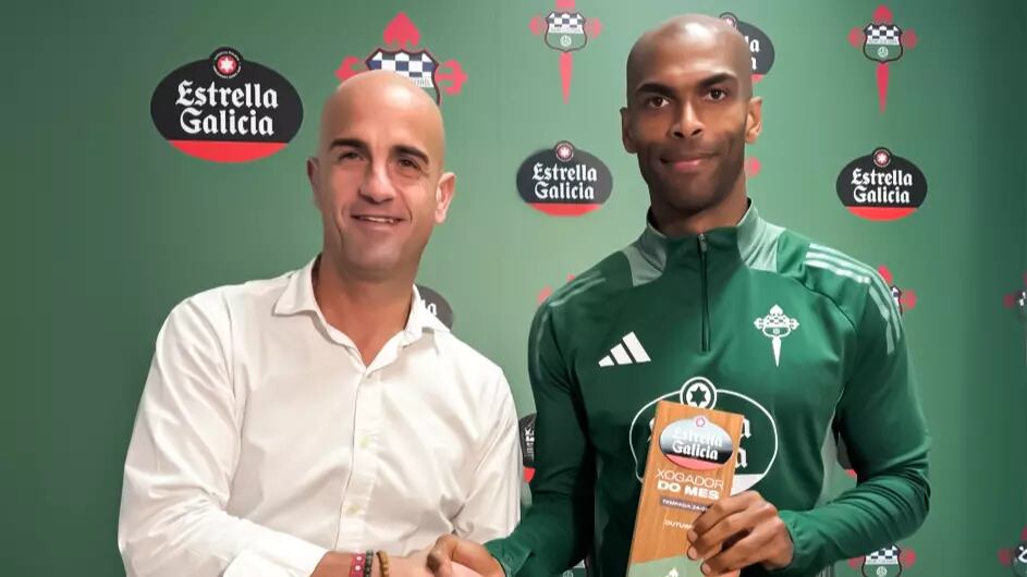 José Pose, de Estrella Galicia, entregó el trofeo a Naldo (foto: Racing Club Ferrol)