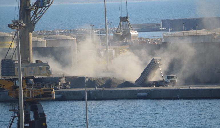 Imagen de las máquinas trabajando en el puerto