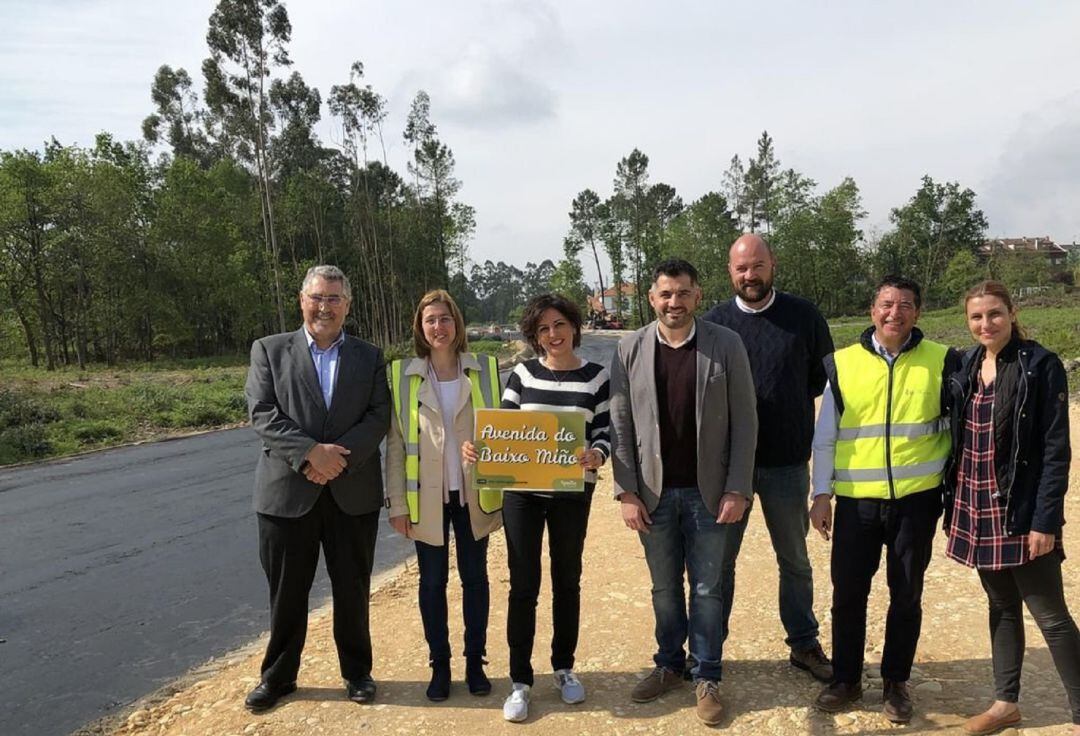 La alcaldesa de Tomiño, Sandra González, (tercera por la izquierda) en la presentación del nombre ganador para la nueva avenida del municipio. 