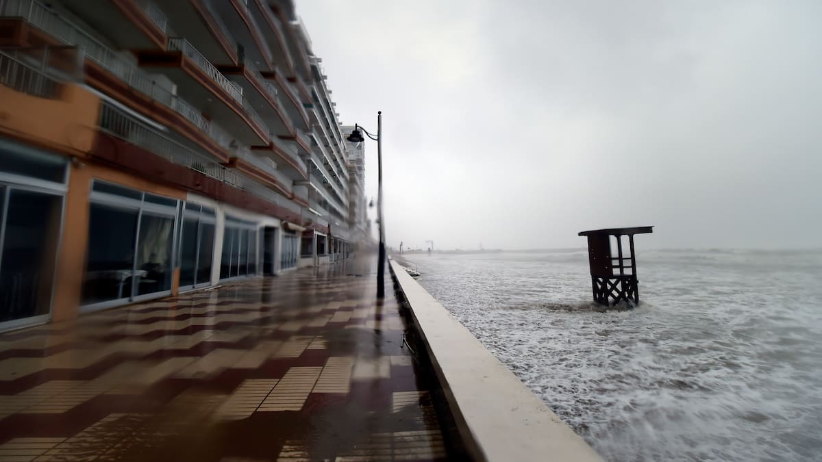 Entrevista a Juan Botella, alcalde de El Perelló y Amparo Peris, presidenta AAVV playas Almardá, Corinto y Malvarrosa