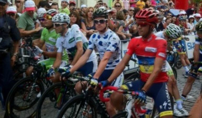 Alberto Contador con el jersey rojo de líder.