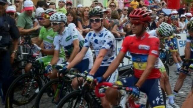 Alberto Contador con el jersey rojo de líder.