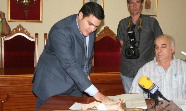 Manuel Lozano, en su toma de posesion como concejal en 2011