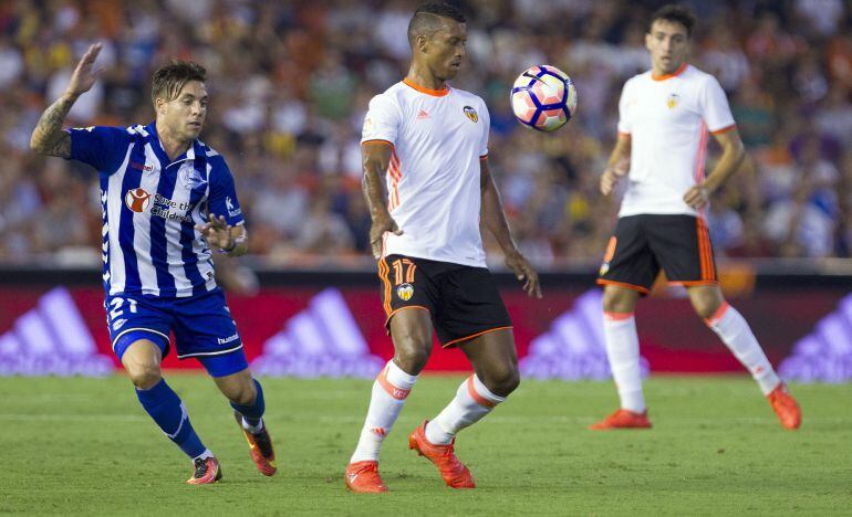 Nani controla la pelota ante la presión de Kiko Femenía