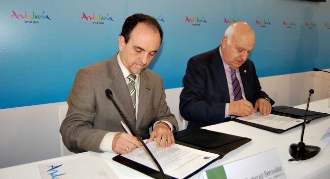 El consejero de Turismo, Rafael Rodríguez, durante la firma del acuerdo con el touroperador Serhs