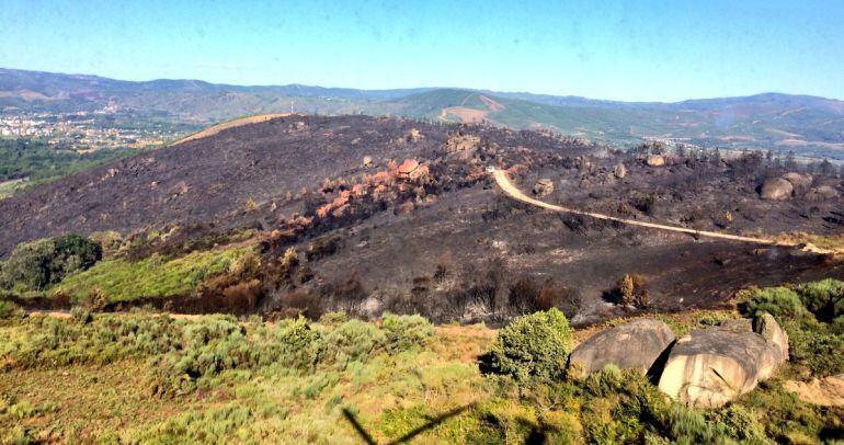 El fuego en la parroquia de Vilaza fue sofocado tras arrasar más de 126 hectáreas.