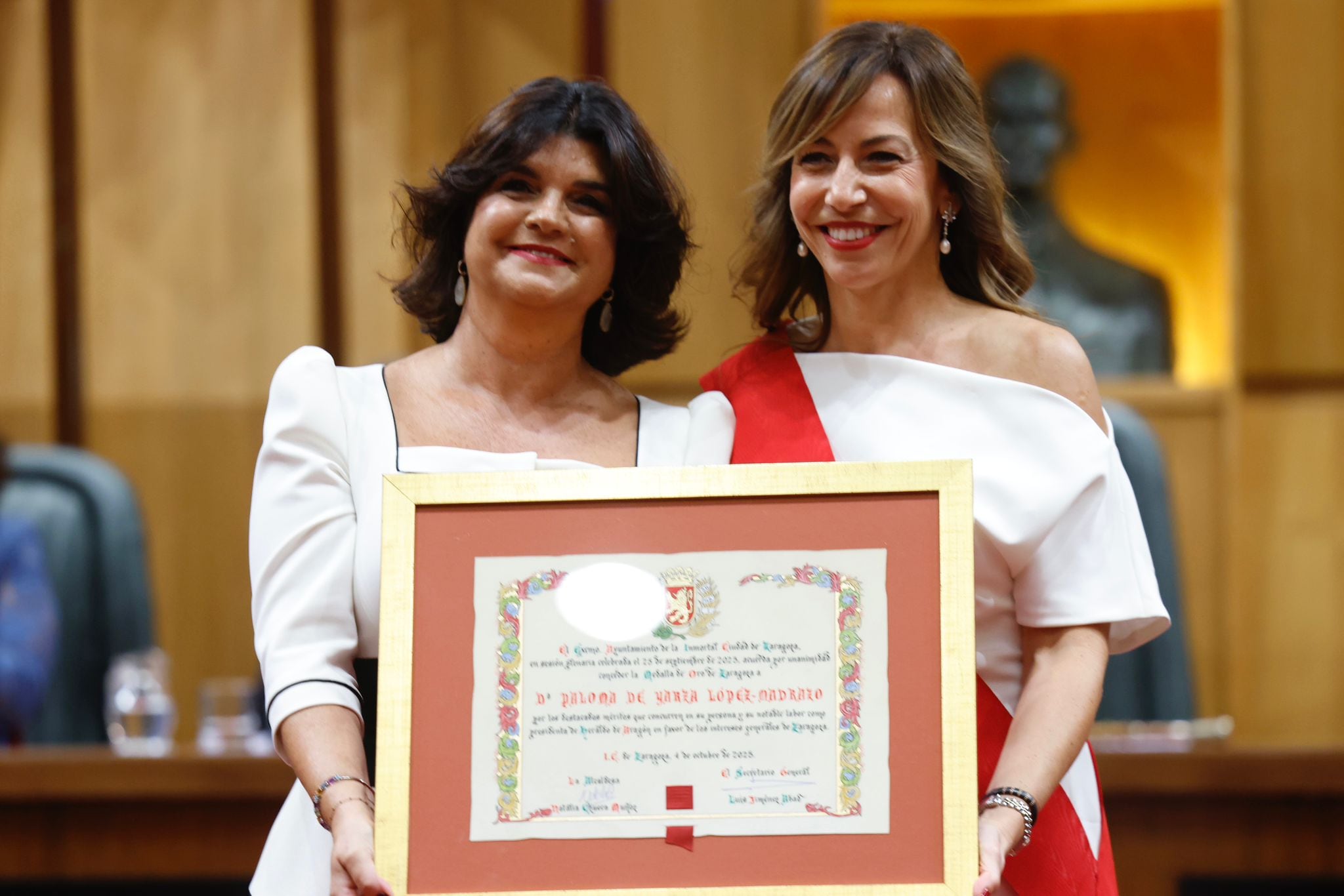 Fiestas del Pilar. Acto de la Entrega de Medallas y Distinciones de 2025 de Zaragoza. Medalla de Oro: Paloma de Yarza. Le acompaña la alcaldesa, Natalia Chueca