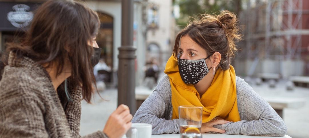 21-12-2021 Tomando café en la calle con mascarilla.