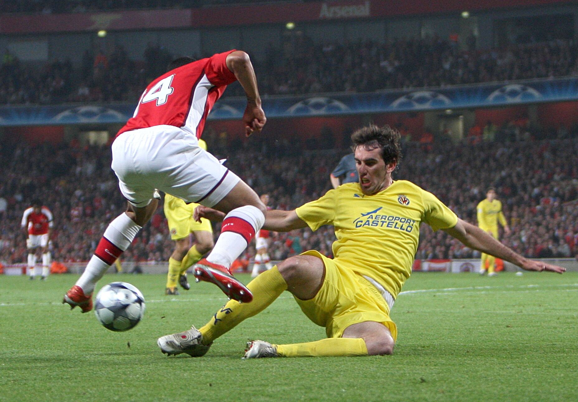 Diego Godín, defendiendo los colores del Villarreal CF en la Champions League