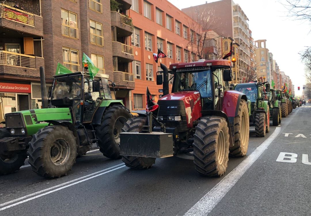 Tractorada en la calle Vara de Rey de Logroño