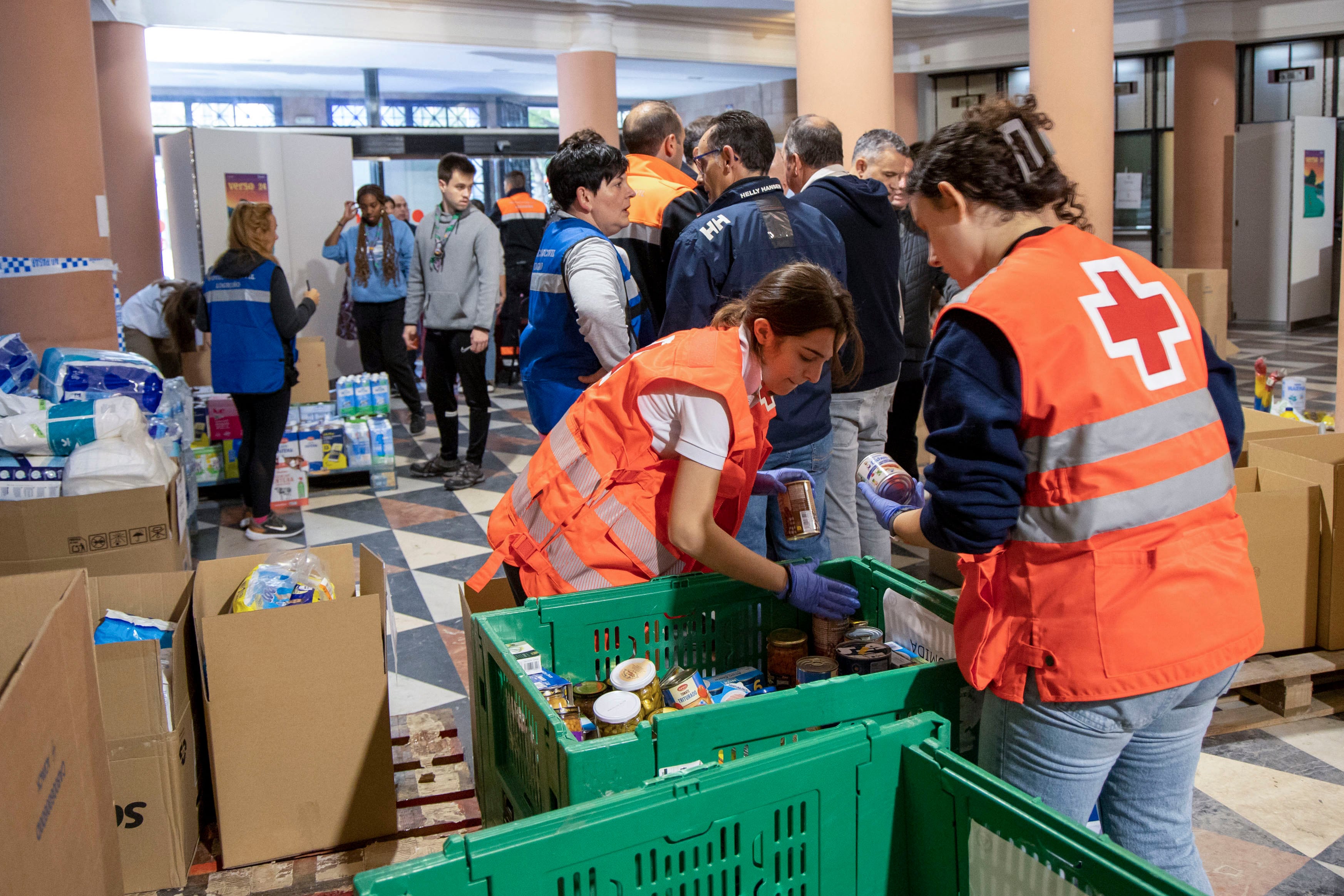 LOGROÑO 02/11/2024.- Miembros de la Cruz Roja organizan la ayuda humanitaria recibida en la antigua Estación de Autobuses de Logroño, reconvertida desde este sábado, en punto de recogida de material para los afectados por el desastre ocasionado por las inundaciones de la DANA. La Federación Riojana de Municipios (FRM) y el Ayuntamiento de Logroño han organizado este dispositivo de ayuda de los municipios riojanos, en coordinación con las federaciones Española y Valenciana de Municipios. EFE/Raquel Manzanares
