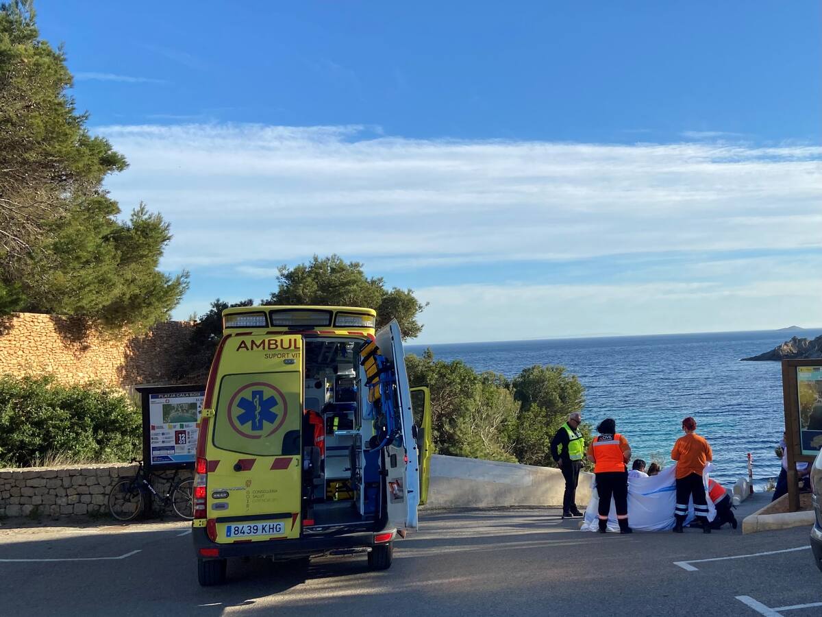 Fallece una mujer de avanzada edad tras sufrir un infarto en la playa de Cala Boix