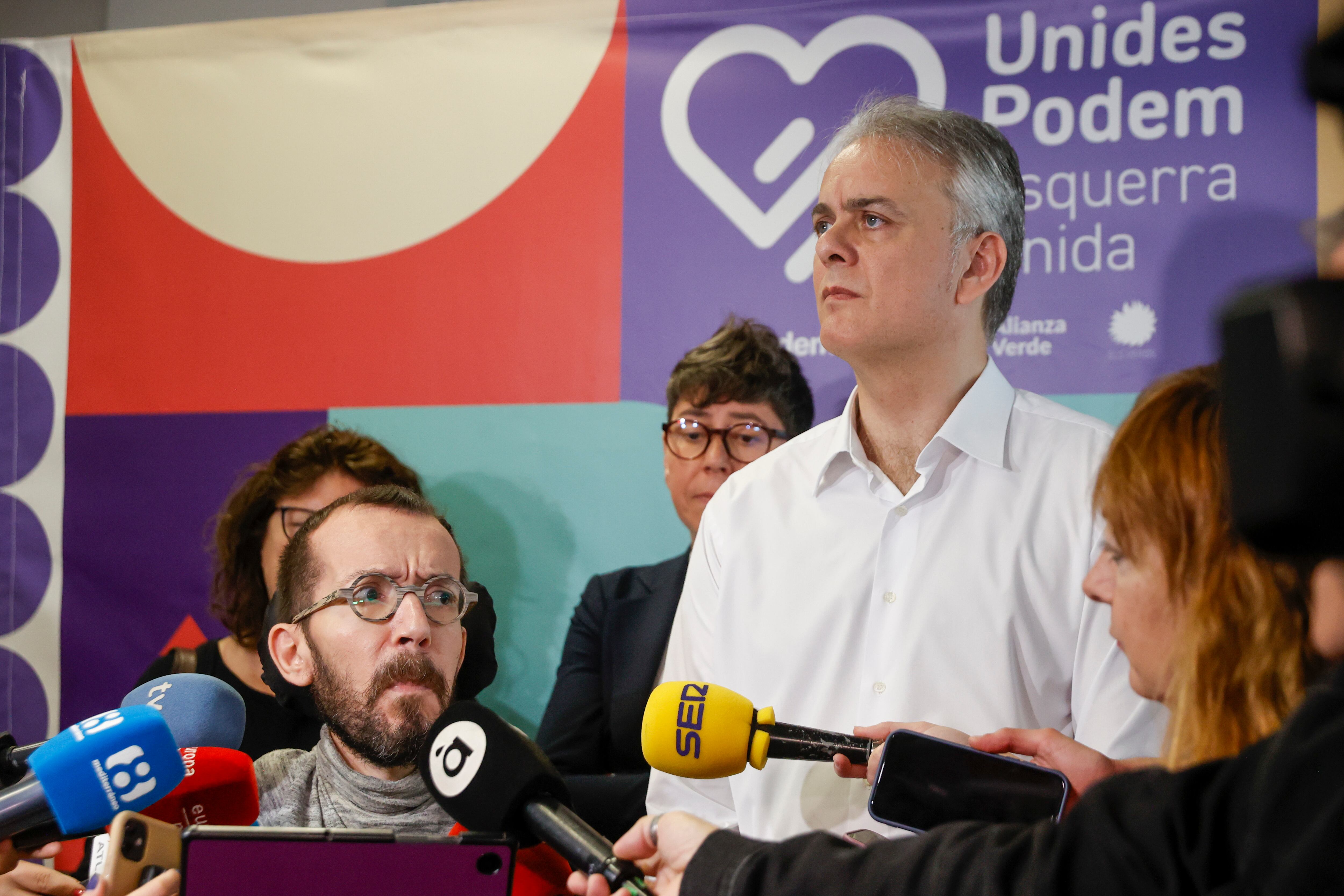 El portavoz parlamentario de Unidas Podemos, Pablo Echenique, y los candidatos de Unides Podem Esquerra Unida a la Generalitat, Héctor Illueca, y a la alcaldía de València, Pilar Lima, momentos antes de participan en un encuentro con organizaciones de la sanidad pública