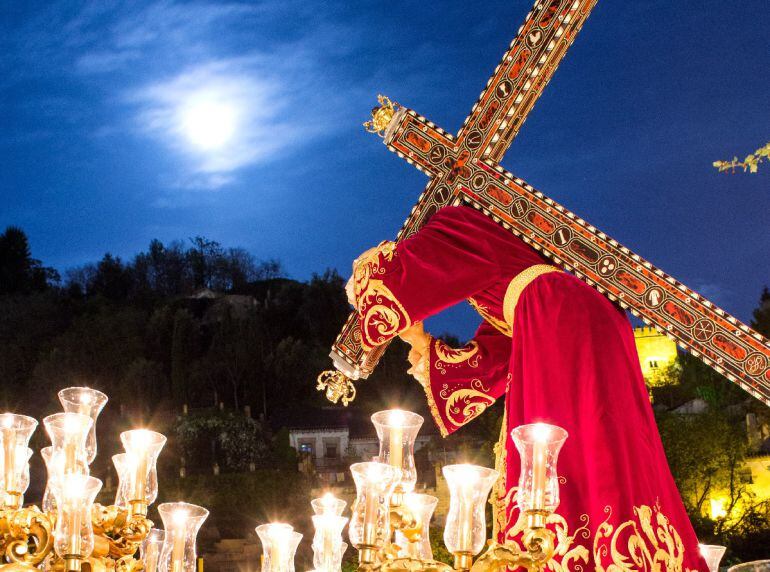 Jesús de la Amargura de Granada con la Alhambra y el Generalife al fondo