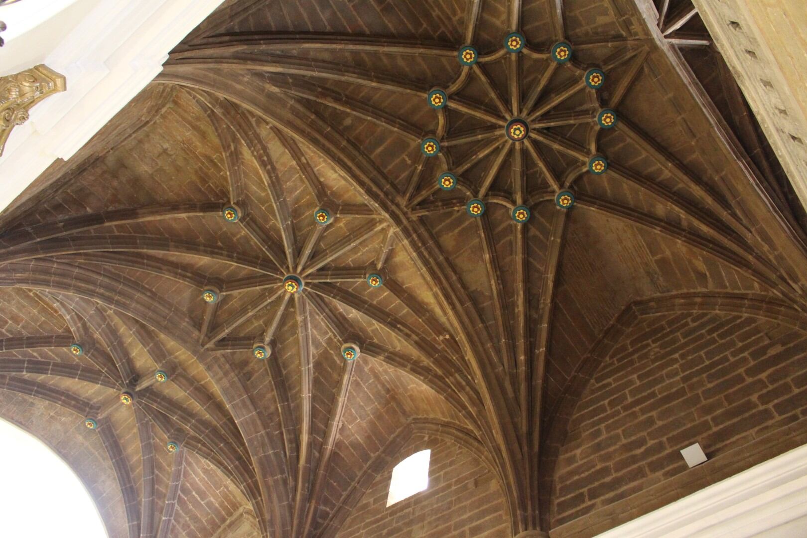 Imagen de la bóveda de la iglesia San Pedro Apóstol rehabilitada