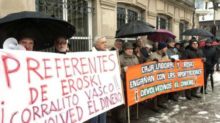 Afectados por las aportaciones de Eroski protestan frente al Parlamento vasco