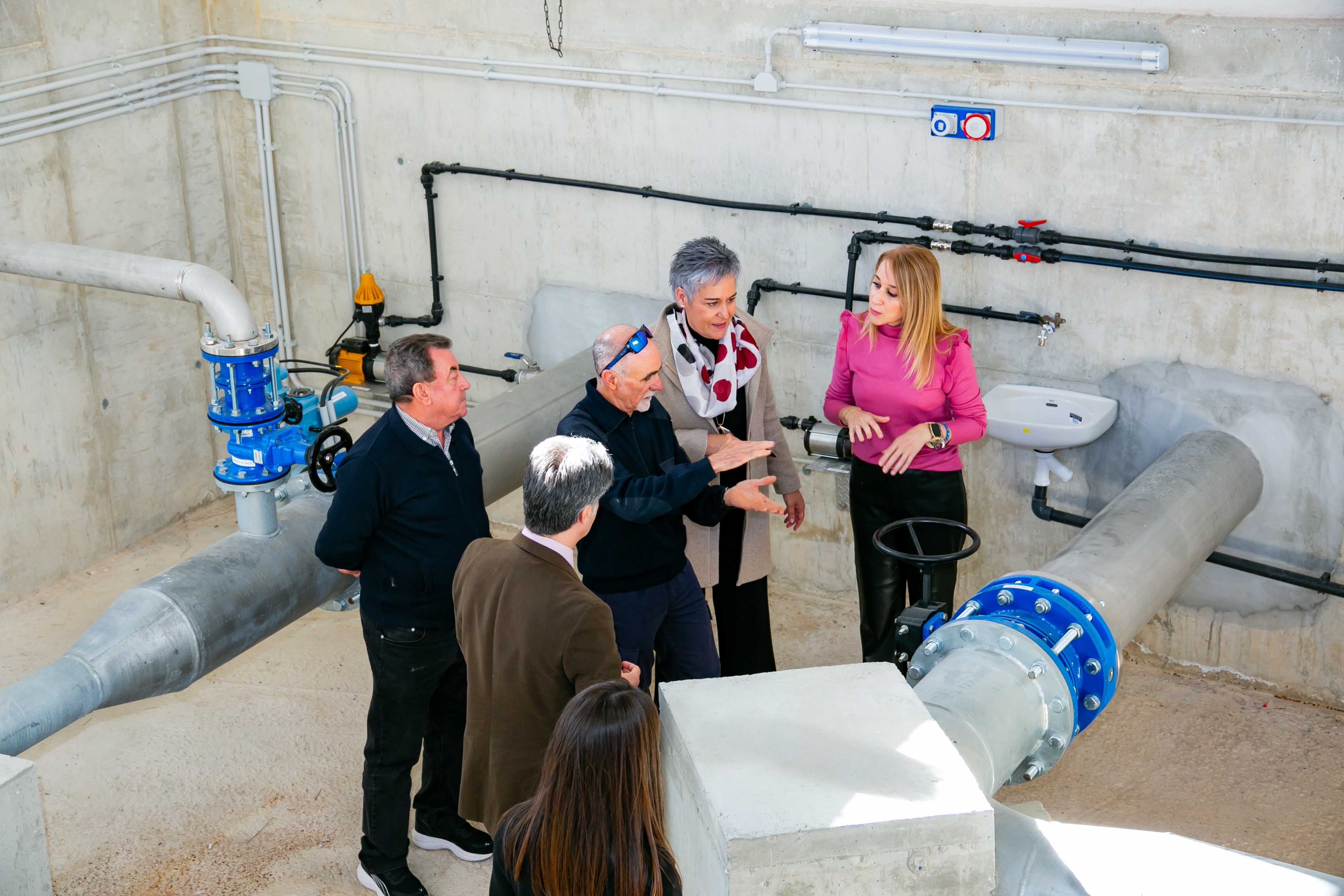 La delegada del Gobierno, el presidente de la Mancomunidad de los Canales del Taibilla y la alcaldesa de Calasparra, junto a los técnicos, en los depósitos municipales