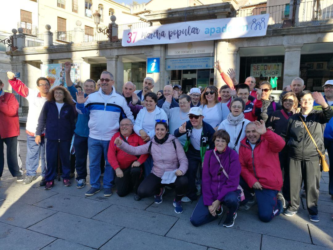 Un grupo de miembros de Apadefim posan en la salida de la 37 marcha de esta asociación