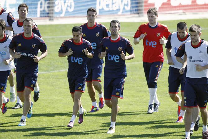 Los jugadores de la selección española de fútbol Carlos Marchena, Pedro Rodríguez, Sergio Busquets, Iker Casillas, Álvaro Negredo y Gerard Piqué, durante el entrenamiento del combinado nacional en la Ciudad del Fútbol en Las Rozas (Madrid), donde prepara 