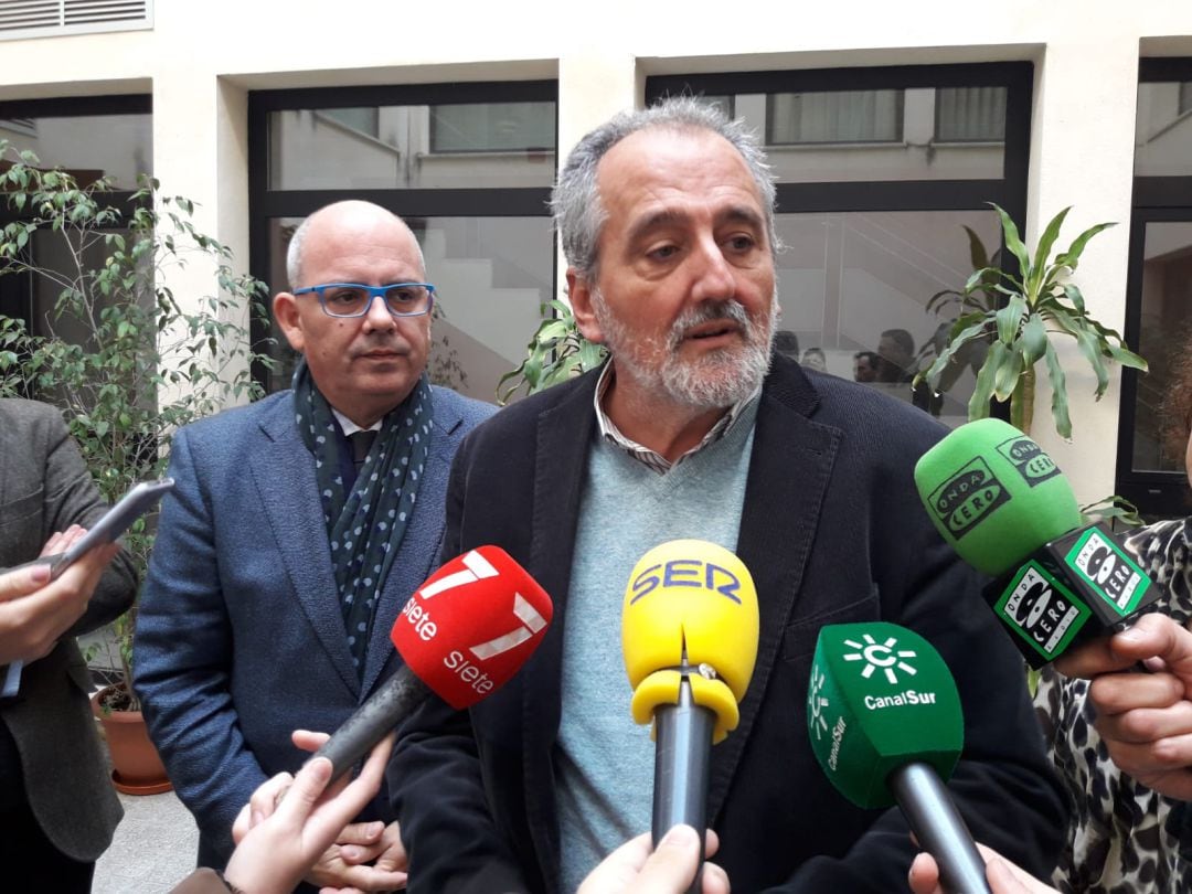 Luis Bononato atiende a los medios en la Confederación de Empresarios