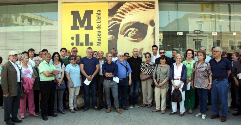 Pla general dels representants d&#039;entitats culturals de Lleida que han subscrit el manifest en defensa de la unitat de les col·leccions de Museu de Lleida i del MNAC. Imatge del 8 de juny davant el Museu de Lleida. (Horitzontal)
