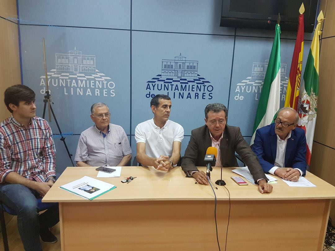 Carlos Garrido, Miguel Casado, Pepe Garrido, Juan Fernández y Joaquín Robles, presentando los actos para homenajear a Juanfra Garrido