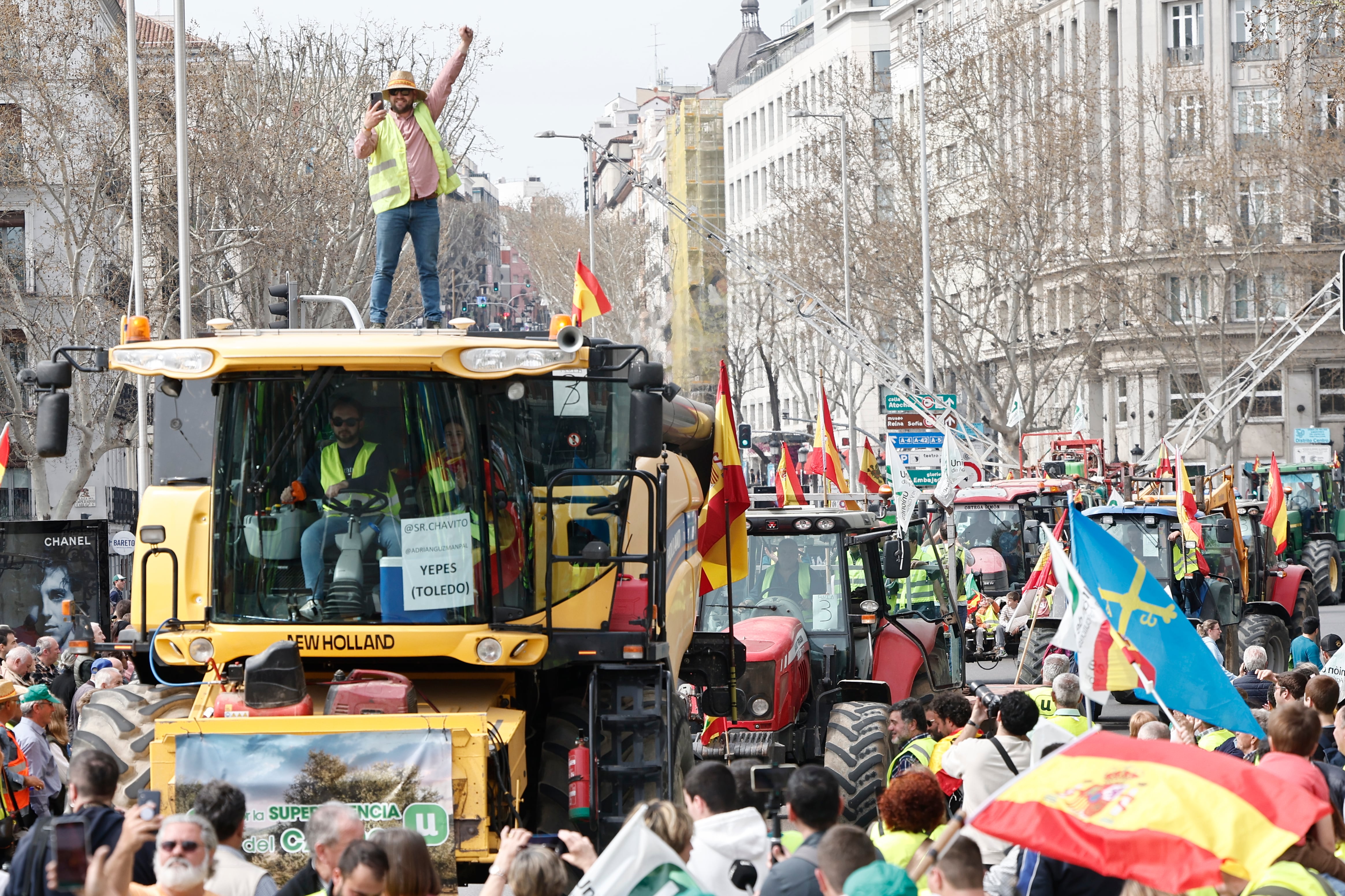 Agricultores y ganaderos participan en una tractorada de protesta en Madrid este domingo